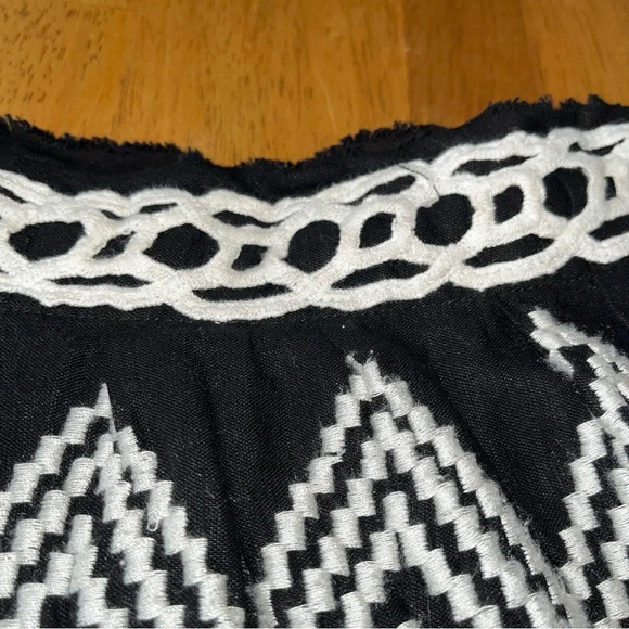 Free People black and white woven mini skirt, size 0. - Picture 2 of 6